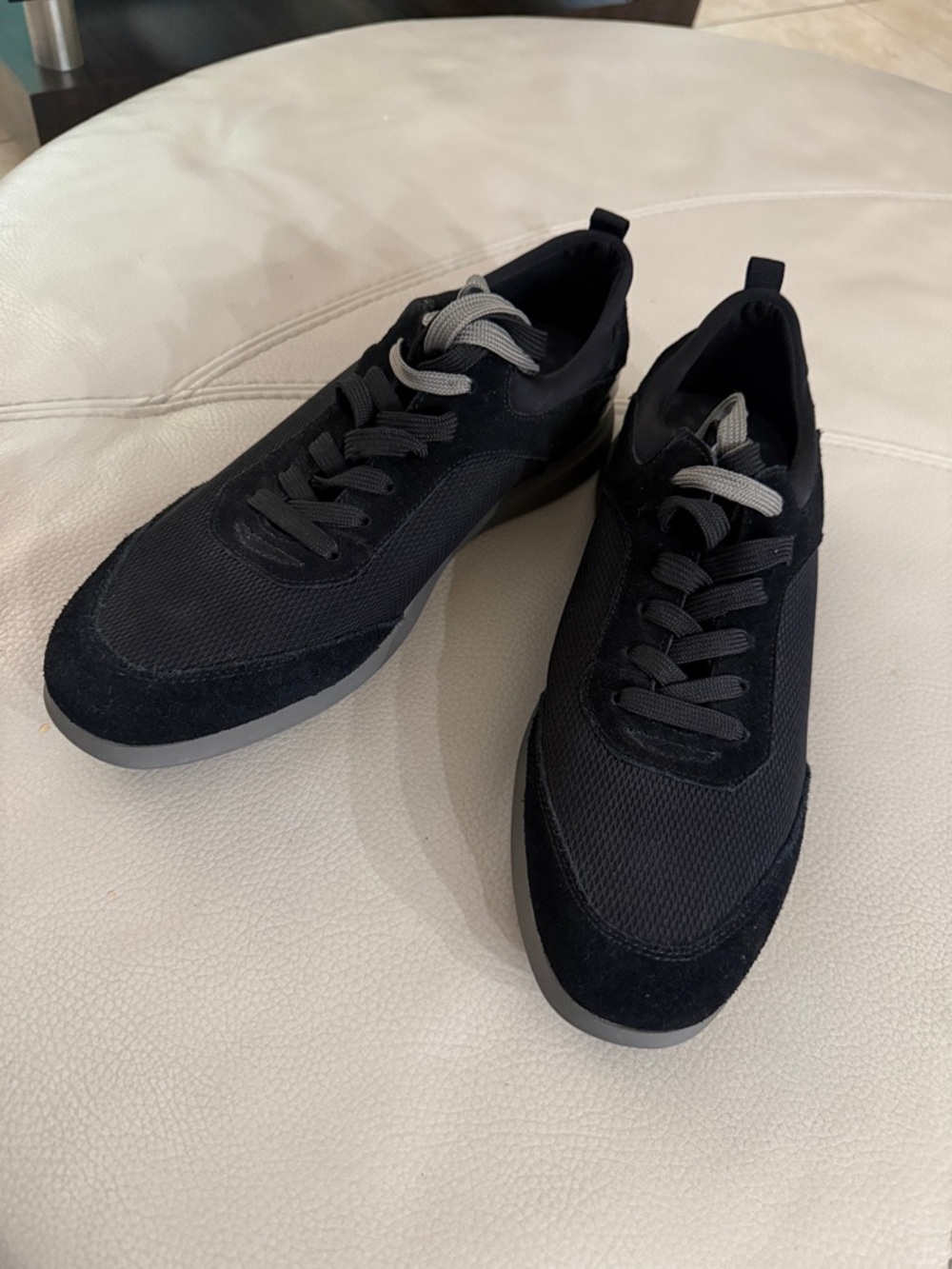 Black Men's Casual Sneakers with Contrast Gray Laces